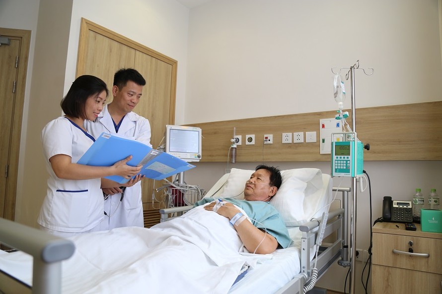 Các bác sĩ Vinmec Hạ Long đã chạy đua với thời gian để cấp cứu cho du khách Hàn Quốc Lee Yeolgoo bị nhồi máu cơ tim