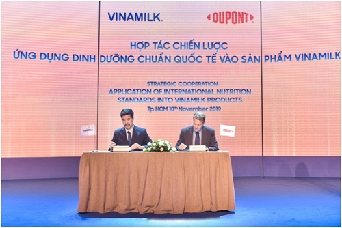 Đại diện Vinamilk (trái) trong lễ ký kết hợp tác giữa đơn vị và tập đoàn DuPont.
