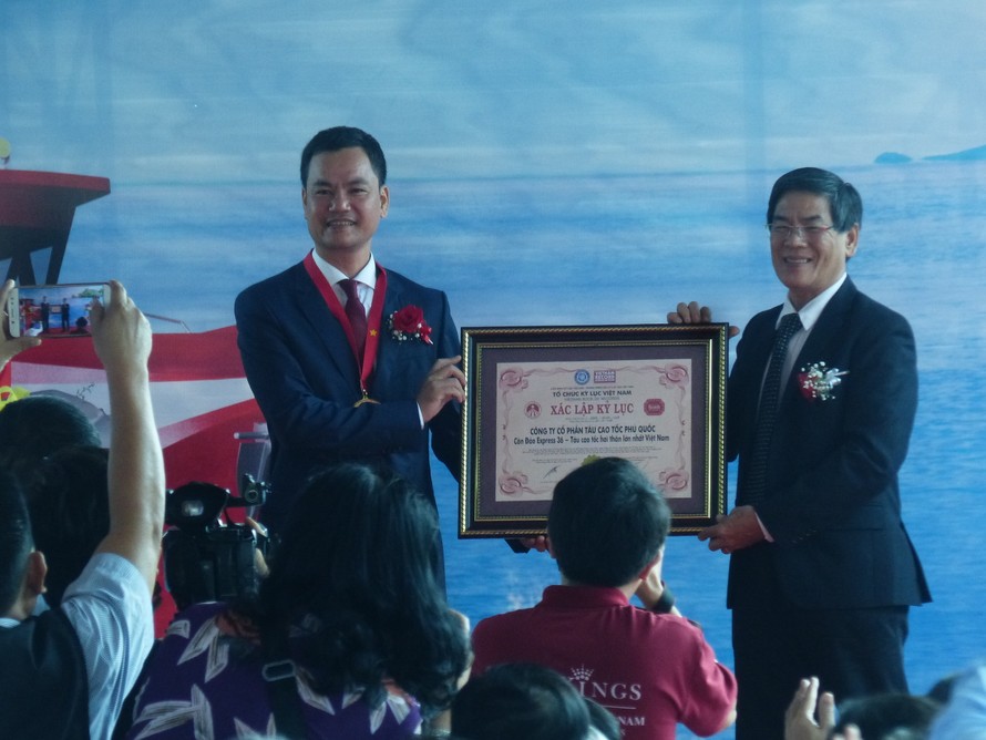 Tổng giám đốc Công ty TP Tàu cao tốc Phú Quốc Vũ Văn Khương nhận giấy chứng nhận kỷ lục gia Việt Nam