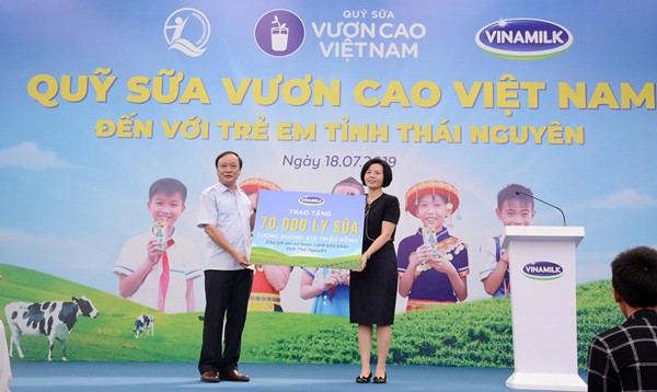 Bà Bùi Thị Hương, Giám đốc Điều hành Nhân sự, Hành chính & Đối ngoại Vinamilk trao tặng bảng tượng trưng 70.000 ly sữa tương đương 470 triệu đồng cho 780 em học sinh có hoàn cảnh khó khăn tại Thái Nguyên.