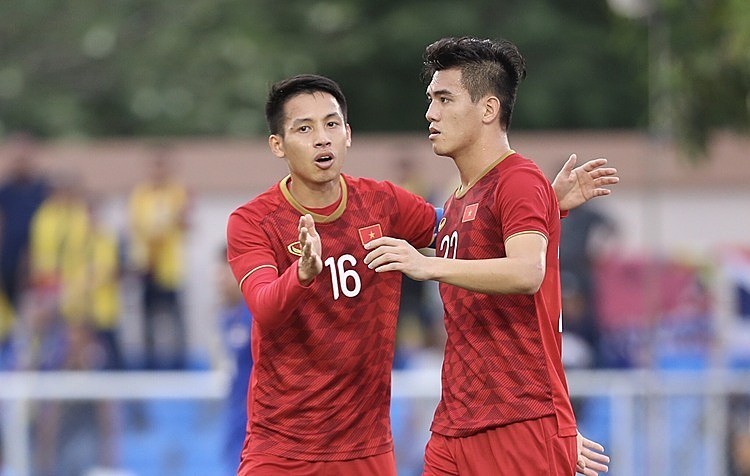 Hùng Dũng (trái) là một trong những cầu thủ trên 22 tuổi của Việt Nam tại SEA Games. Ảnh: Lâm Đồng.
