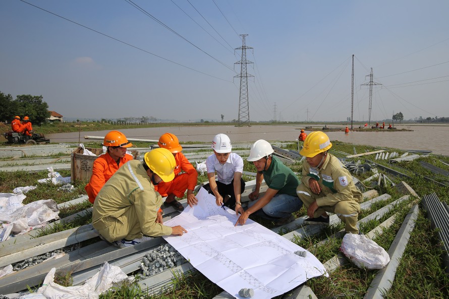 Cán bộ kỹ thuật của NPMB cùng đại diện đơn vị thi công và tư vấn phối hợp kiểm tra việc dựng cột