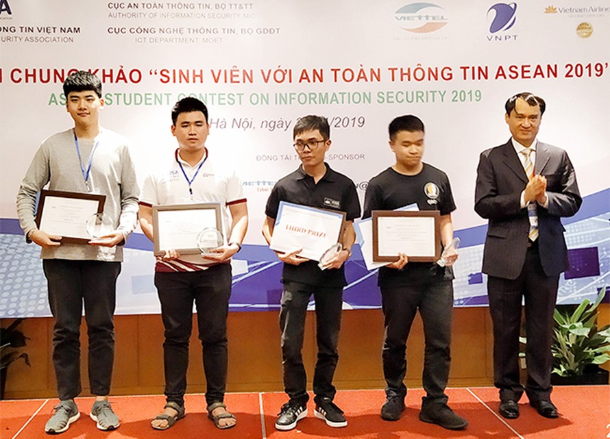Sinh viên Thái Trường Duy (thứ 2 từ trái sang) đại diện đội tuyển ISITDTU của ĐH Duy Tân nhận giải Ba 