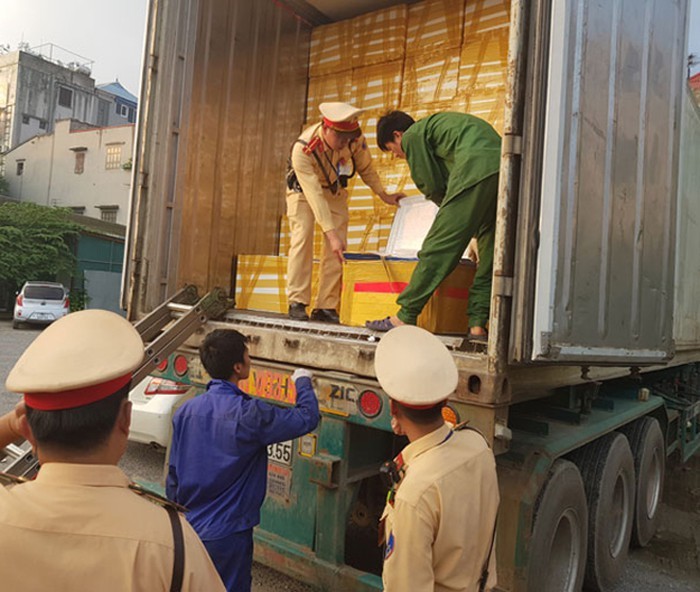 Đội Cảnh sát giao thông số 10, Phòng Cảnh sát giao thông CATP Hà Nội phối hợp với lực lượng chức năng bắt giữ xe Container chở 25 tấn nội tạng vào hồi tháng 8 vừa qua