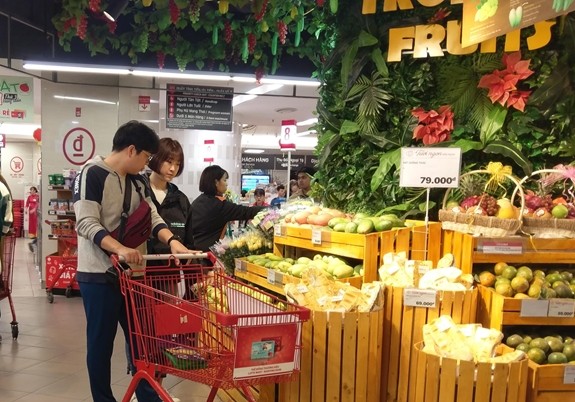 Người dân chọn mua hoa quả tại siêu thị Lotte (quận Ba Đình, TP Hà Nội).