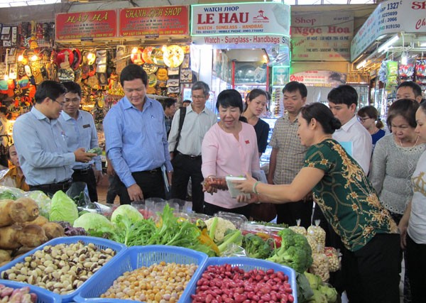 HĐND TP Hồ Chí Minh giám sát về an toàn thực phẩm tại chợ Bến Thành. Ảnh: HL