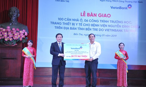 Chủ tịch HĐQT VietinBank Lê Đức Thọ trao biển tài trợ cho tỉnh Bến Tre năm 2019