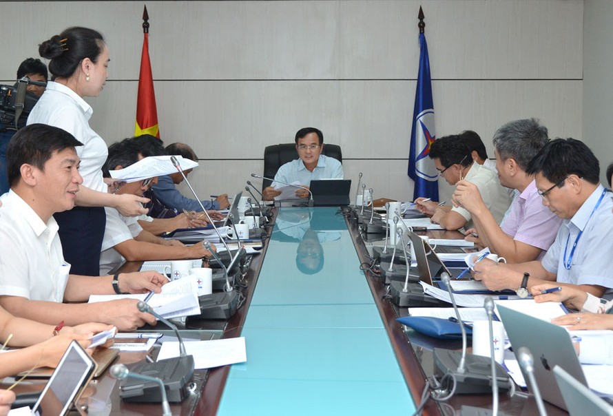 Ông Dương Quang Thành - Chủ tịch HĐTV EVN nghe lãnh đạo EVNNPC báo cáo về tình hình thực hiện các chỉ tiêu, nhiệm vụ trong năm 2019, kế hoạch năm 2020 