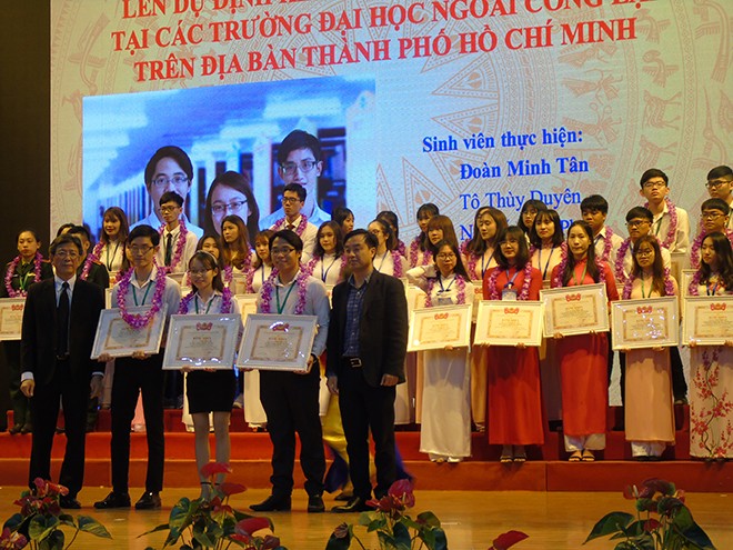 Tấn Phát, Minh Tân, Thùy Duyên nhận giải Nhì tại Giải thưởng Sinh viên NCKH cấp Bộ 2019