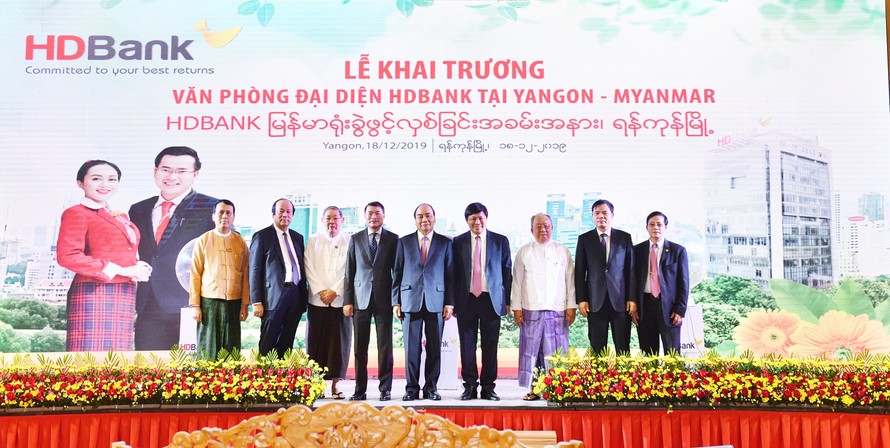 Thủ tướng Chính phủ Nguyễn Xuân Phúc tham dự và phát biểu chúc mừng tại buổi lễ khai trương của HDBank nhân chuyến công du, thăm chính thức Cộng hòa Liên bang Myanmar