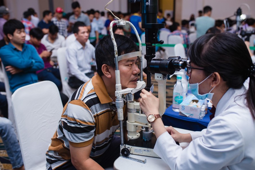Nhiều tài xế xếp hàng để được y bác sĩ từ Bệnh viện mắt Cao Thắng kiểm tra