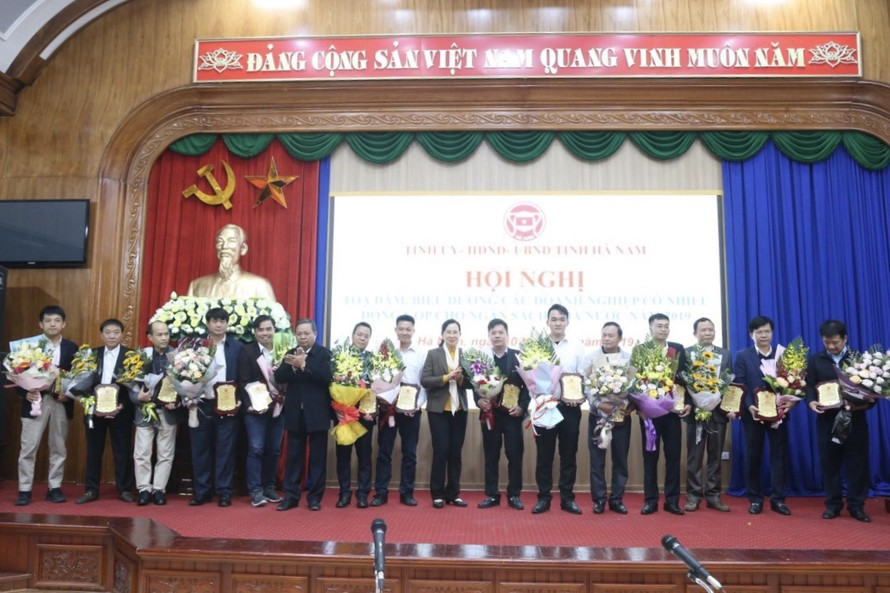 Đại diện công ty FrieslandCampina và các doanh nghiệp tiêu biểu của tỉnh Hà Nam vinh dự được Bí Thư tỉnh ủy và Chủ tịch UBND tỉnh Hà Nam khen thưởng