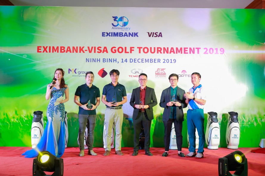 Ông Nguyễn Cảnh Vinh – Quyền Tổng Giám đốc đại diện Eximbank (ngoài cùng bên phải) trao kỷ niệm chương cho đại diện của các công ty tham gia đồng hành cùng ngân hàng gây quỹ “Trái tim cho em”