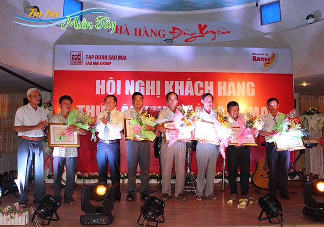 Ông Lê Thanh Thuấn - Tổng Giám đốc Sao Mai Group (thứ 3 trái qua) “cam kết” với hộ nuôi “Ai nuôi cá cho IDI mà lỗ thì chính tôi lấy tiền túi ra bù”