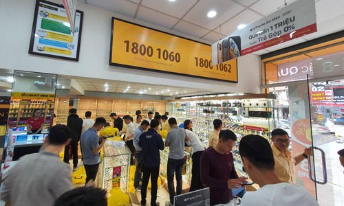 Cửa hàng kinh doanh đồng hồ của Thế Giới Di Động tại Hà Nội thu hút nhiều khách hàng mua sắm trong ngày đầu khai trương