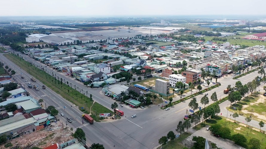 Một góc thị xã Bến Cát nhìn từ trên cao với các khu công nghiệp và phố thị sầm uất.
