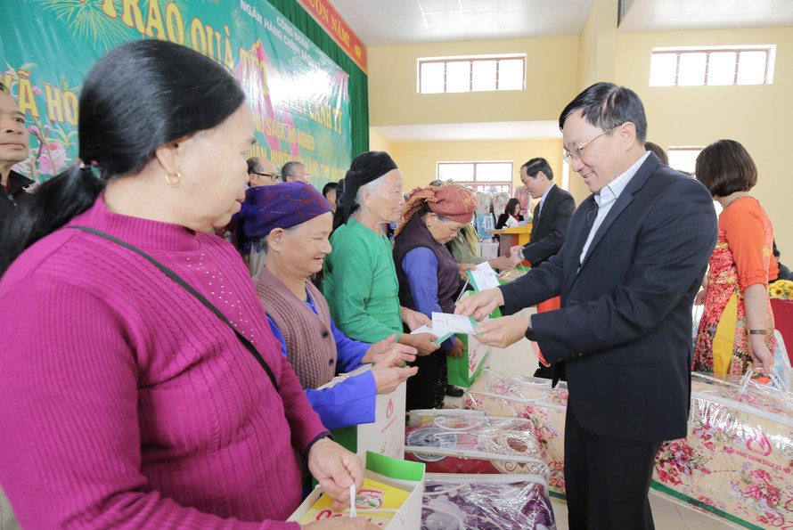 Tổng Giám đốc NHCSXH Dương Quyết Thắng tặng quà cho bà con nhân dân xã Hoàng Việt, huyện Văn Lãng (Lạng Sơn)