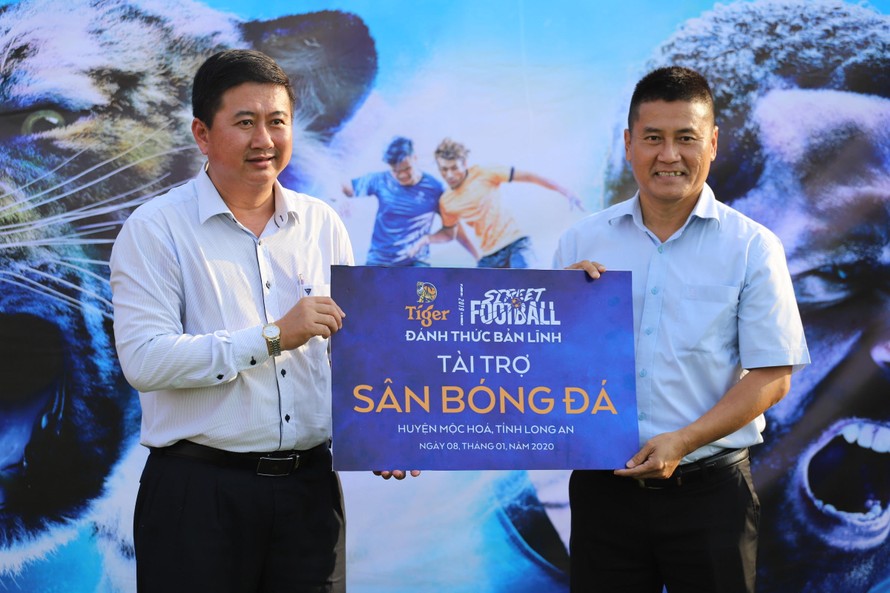 Ông Lâm Hòa Xứng, Chủ tịch UBND huyện Mộc Hóa tiếp nhận sân bóng từ nhà tài trợ