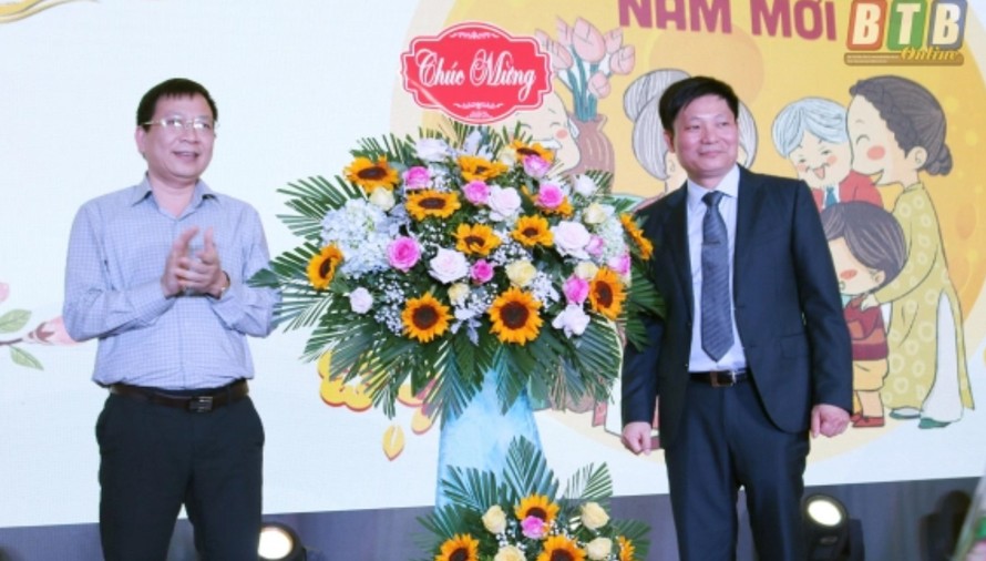 Lãnh đạo Đảng ủy Khối doanh nghiệp tỉnh Thái Bình tặng hoa chúc mừng Công ty MXP 