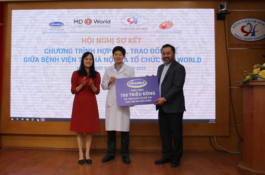 à Nguyễn Minh Tâm – đại diện Vinamilk đã trao cho bệnh viện tim Hà Nội và tổ chức MD1World số tiền 700 triệu đồng để hỗ trợ cho các hoạt động của chương trình năm 2020