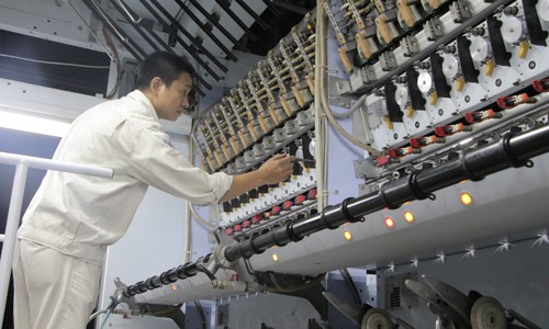 Công nhân tại Nhà máy sản xuất xơ sợi polyester