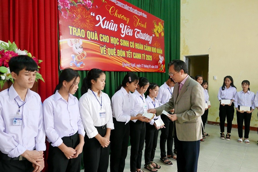 TGĐ BSR Bùi Minh Tiến trao quà Tết cho các em học sinh Trường THPT Dân tộc nội trú tỉnh Quảng Ngãi