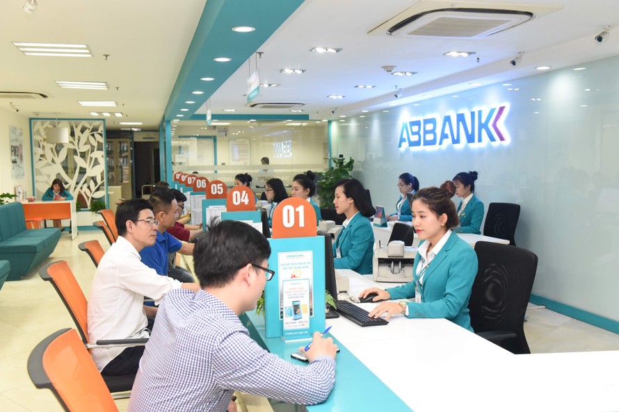 ABBank cung cấp khẩu trang miễn phí cho khách hàng đến giao dịch