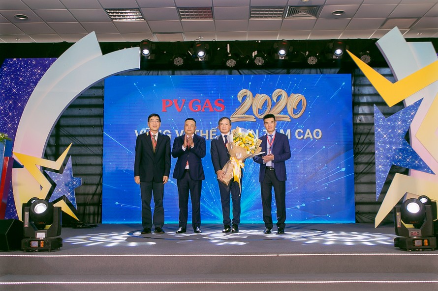 Chủ tịch Tập đoàn Dầu khí Việt Nam Trần Sỹ Thanh chúc mừng tập thể PV GAS hoàn thành thắng lợi nhiệm vụ năm 2019.