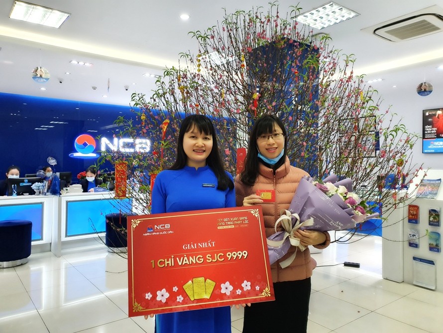 Khách hàng chi nhánh Hà Nội nhận giải 01 chỉ vàng SJC 9999
