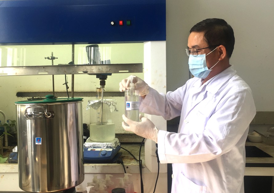 Viện Dầu khí Việt Nam sản xuất nước rửa tay khô sát khuẩn 