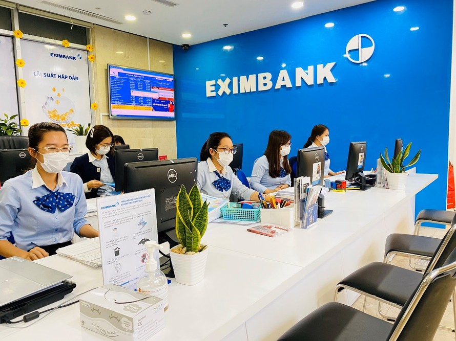 Hiện nay, tại tất cả các quầy giao dịch của Eximbank, các nhân viên đã triển khai trang bị khẩu trang y tế, dung dịch rửa tay diệt khuẩn cho khách hàng khi đến giao dịch
