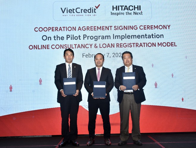 Đại diện VietCredit và Hitachi ký kết thỏa thuận hợp tác