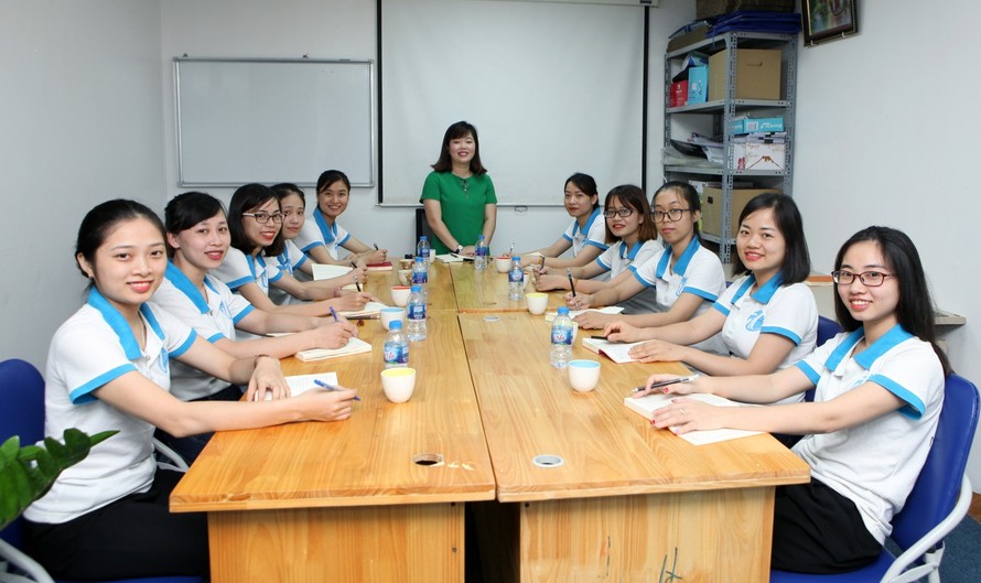 Bà Phan Thị Anh Thơ – Giám đốc Đại lý thuế Nhất Tín và một số nhân viên