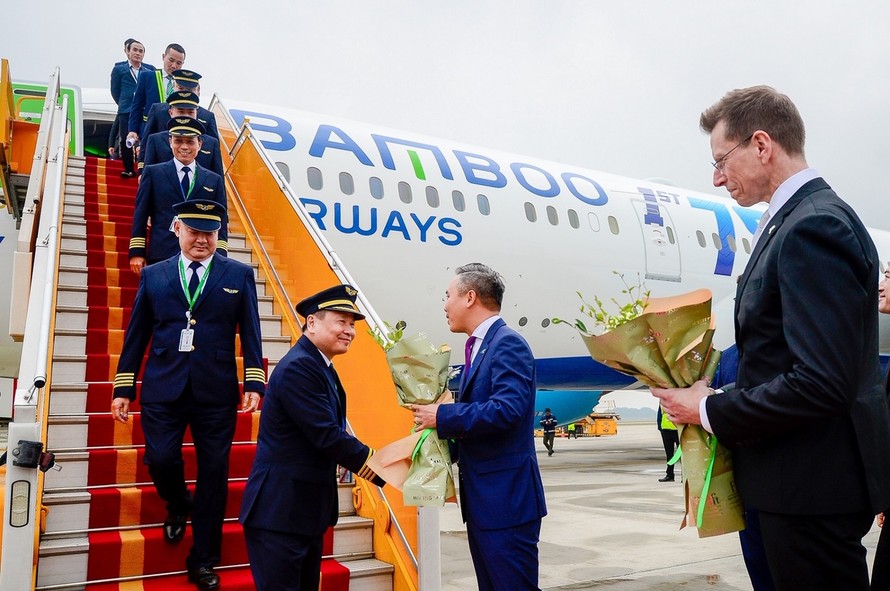  Cơ trưởng Nguyễn Thanh Sơn bắt tay Lãnh đạo Bamboo Airways trong sự kiện Bamboo Airways đón chiếc máy bay Boeing 787-9 Dreamliner đầu tiên