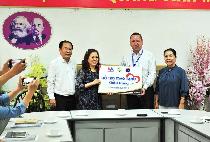 Ông Bruno Jousselin, Tổng giám đốc Điều hành Công ty MM Mega Market Việt Nam trao tặng khẩu trang cho Bệnh viện Nhi đồng 1
