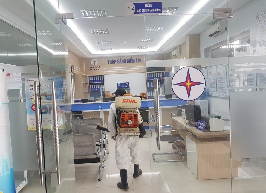 Hơn 200 phòng giao dịch khách hàng tại 21 tỉnh, thành phố phía Nam thường xuyên được phun thuốc diệt khuẩn phòng ngừa lây lang của dịch bệnh.