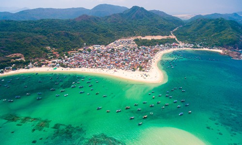 Quy Nhơn có nhiểu điểm đến mới lạ và hoang sơ thu hút đông đảo khách du lịch mỗi năm