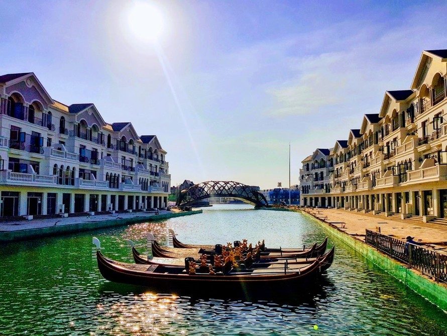 Không cần phải đến tận nước Ý xa xôi, ngay từ tháng 3/2020, các gia đình đã có thể ngồi thuyền Gondola du ngoạn trên dòng sông Venice thơ mộng tại Grand World Phú Quốc (Ảnh thực tế tại công trường tháng 2/2020)