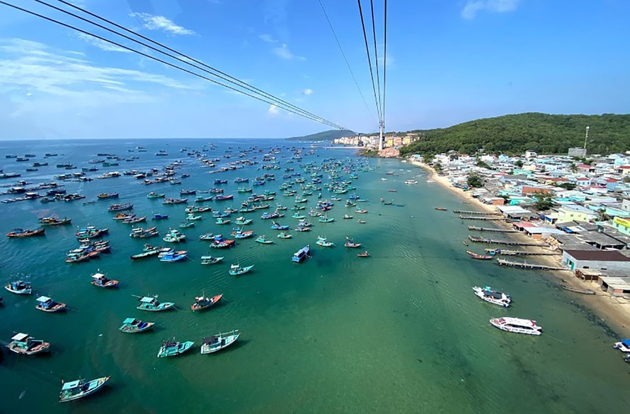 Biển Phú Quốc xanh trong từ cáp treo đến Hòn Thơm nhìn xuống (ảnh: Tuấn Linh)