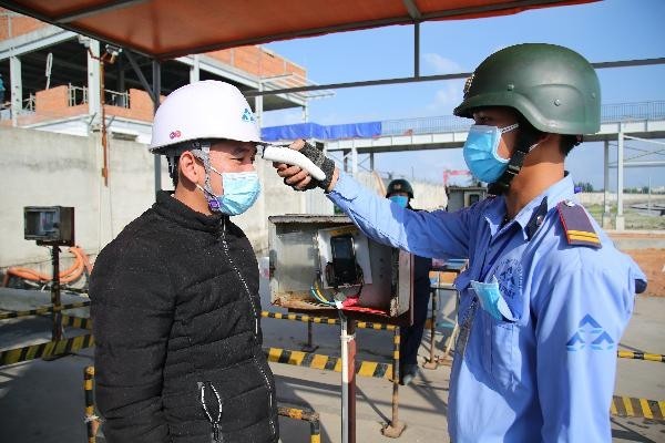 Cán bộ, công nhân viên Hòa Phát thực hiện nghiêm việc đeo khẩu trang, rửa tay sát khuẩn tại nơi làm việc thường xuyên