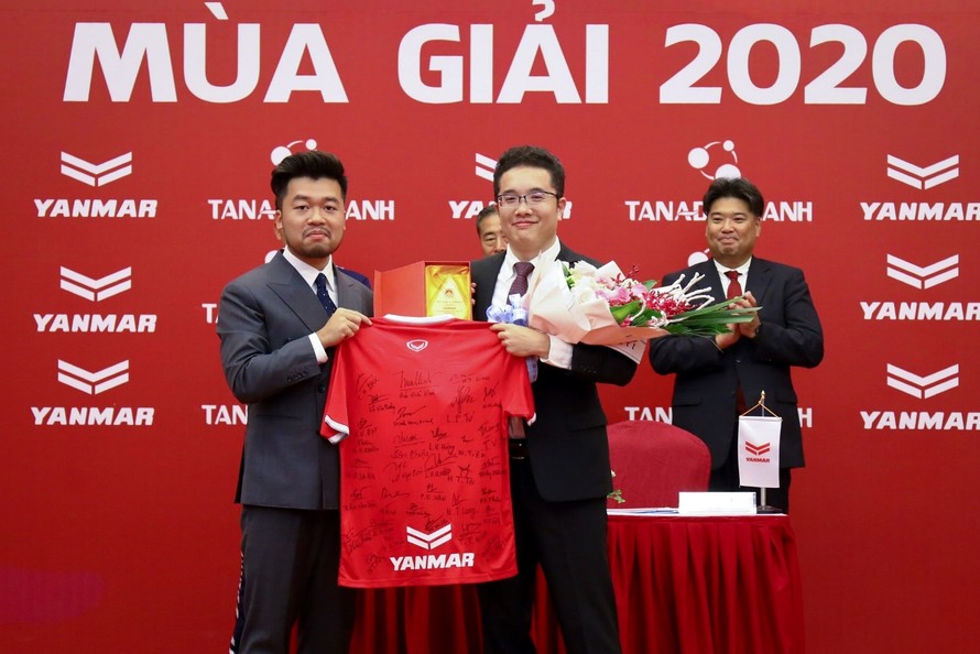 Đại diện YANMAR Ông Takeshi Miyajima trao áo có chữ ký các cầu thủ cho Giám đốc điều hành CLB Phố Hiến
