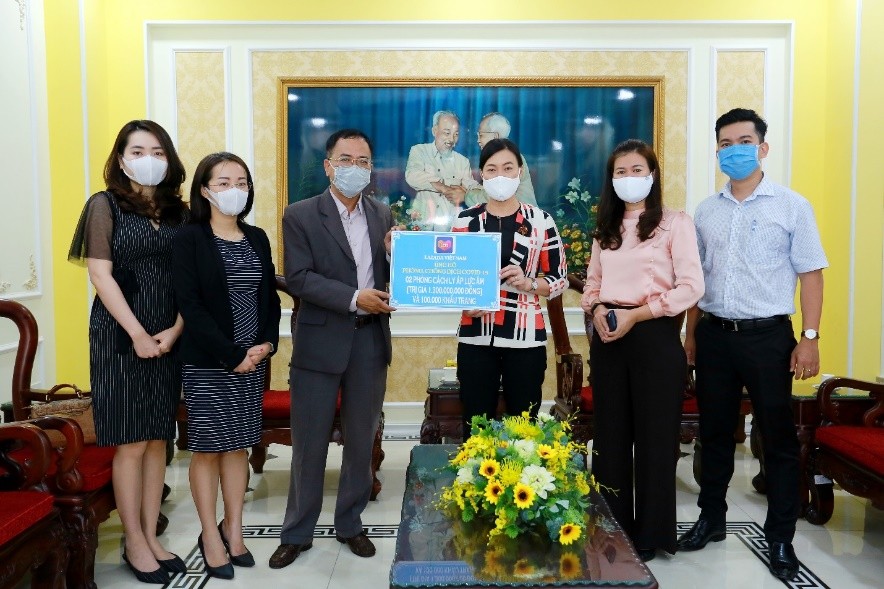 Đại diện Lazada Việt Nam trao tặng 2 phòng cách ly áp lực âm cùng 100.000 khẩu trang cho đại diện Ủy ban Mặt trận Tổ quốc TP. Hồ Chí Minh
