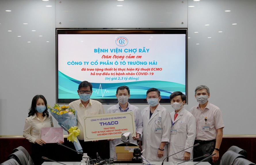Ông Nguyễn Một - Giám đốc Truyền thông THACO trao tặng thiết bị thực hiện kỹ thuật ECMO cho Bác sĩ Nguyễn Tri Thức - Giám đốc Bệnh viện Chợ Rẫy.