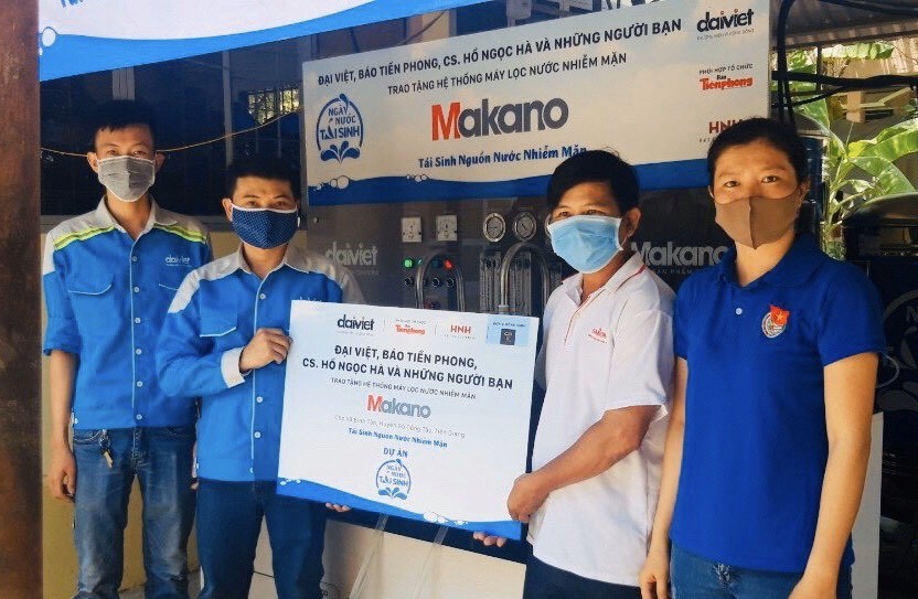 Đại diện dự án Ngày nước tái sinh trao tặng hệ thống máy lọc nước Makano cho chính quyền địa phương tỉnh Tiền Giang
