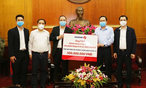 Chủ tịch Trần Thanh Mẫn tiếp nhận ủng hộ từ đại diện Công ty Xổ số Điện toán Việt Nam - Vietlott