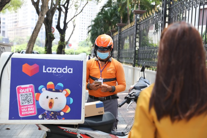 Trong suốt quá trình giao nhận, nhân viên giao hàng của Lazada luôn duy trì khoảng cách tối thiểu là 2 mét với khách hàng.