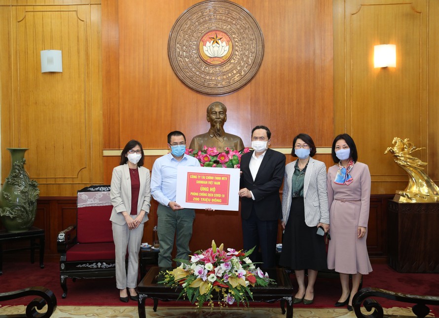 Ông Bảo Văn - Giám đốc Mạng lưới Chi nhánh Shinhan Finance trao tặng 200 triệu đồng tại Ủy ban Trung ương MTTQ Việt Nam ngày 03 tháng 4 năm 2020