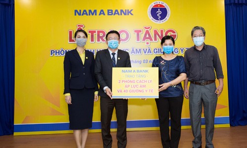 Ông Hoàng Việt Cường – Phó Tổng Giám đốc kiêm chủ tịch Công đoàn Nam A Bank trao tặng 2 phòng cách ly áp lực âm và 40 giường y tế cho Đại diện Sở Y tế TP HCM.