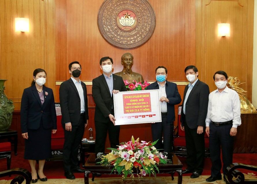 Đại diện CapitaLand Việt Nam trao chứng nhận tài trợ cho đại diện Ủy ban Trung ương Mặt trận Tổ quốc Việt Nam, Bộ Y tế vào ngày 7 tháng 4