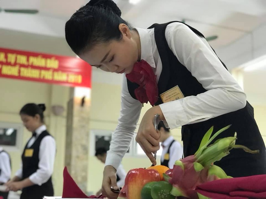 Các sinh viên học nghề nhà hàng tranh tài tại kỳ thi tay nghề TP Hà Nội.